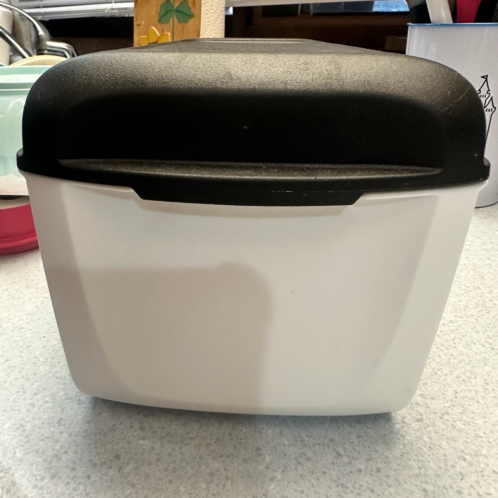 Tupperware bread keeper